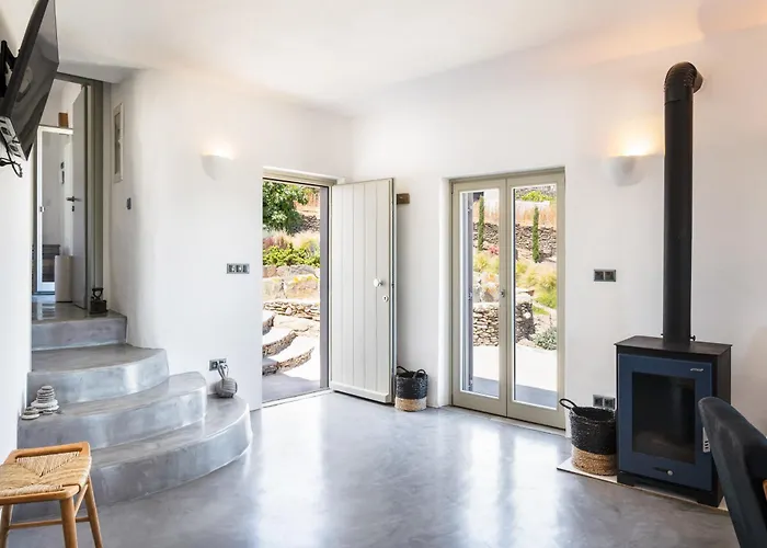 Black Tower Willa Apollonia